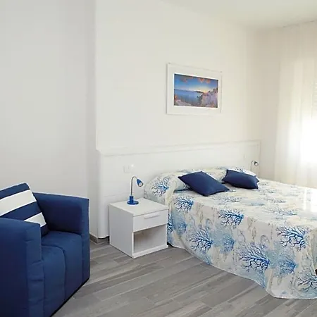 Alojamento de Acomodação e Pequeno-almoço La Marina 3*